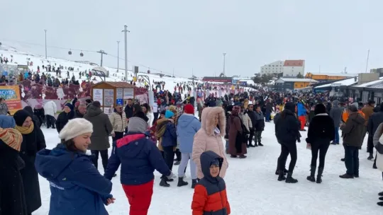 Erciyes'te kar bereketi: Binlerce turist pistleri doldurdu