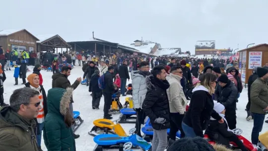 Erciyes'te kar bereketi: Binlerce turist pistleri doldurdu