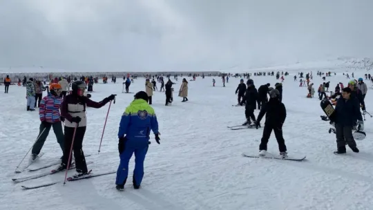 Erciyes'te kar bereketi: Binlerce turist pistleri doldurdu