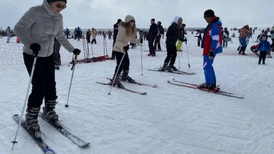 Erciyes'te kar bereketi: Binlerce turist pistleri doldurdu