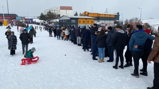 Erciyes'te kar bereketi: Binlerce turist pistleri doldurdu