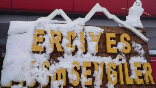 Erciyes'te sezonun ilk kardan adamı yapıldı