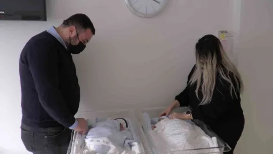 Erken doğan ikizler 3 ay sonra korona virüsü atlattı