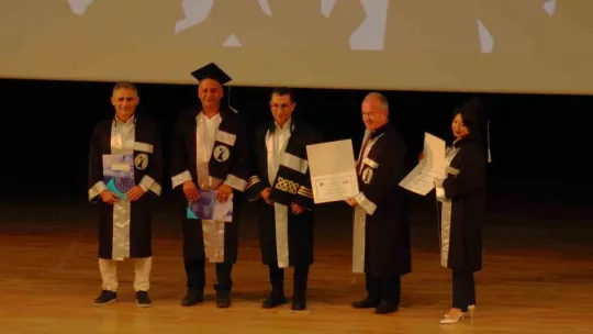 ERÜ'de İletişim Fakültesi mezunları diplomalarını aldı