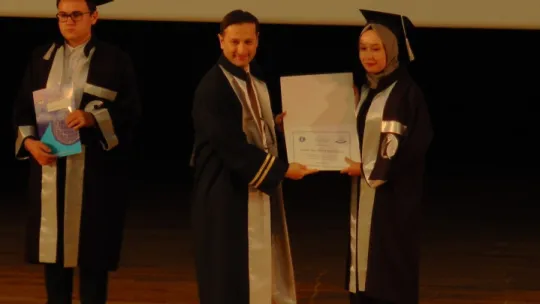ERÜ'de İletişim Fakültesi mezunları diplomalarını aldı