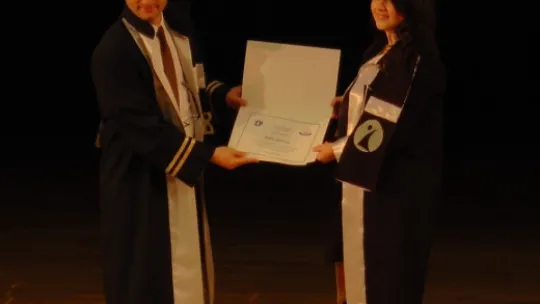 ERÜ'de İletişim Fakültesi mezunları diplomalarını aldı