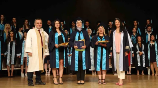 ERÜ Güzel Sanatlar Fakültesi'nde mezuniyet sevinci