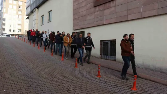 Eş zamanlı 15 adrese 'kaçakçılık' operasyonu: 10 gözaltı