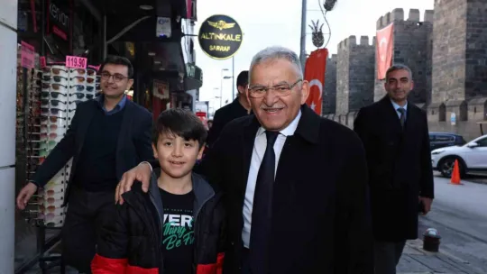 Esnafla buluşan Büyükkılıç: 'Durmak yok, koşmaya devam'