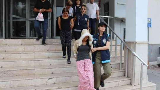 Ev fareleri önce kameraya sonra polise yakalandı