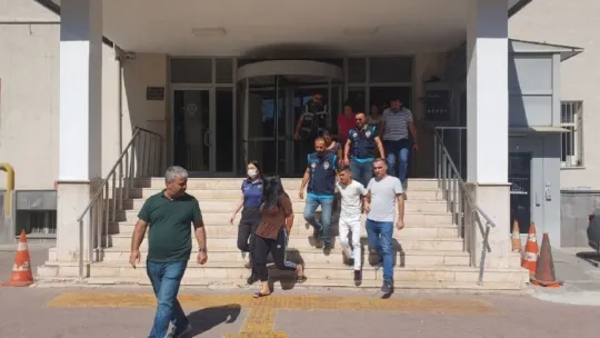 Ev faresi kadınlar önce kameraya sonra polise yakalandı