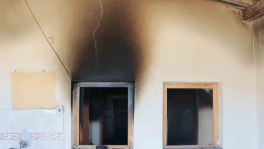 Ev sahibinin çıkarmak istediği kiracı evi ateşe verip kaçtı