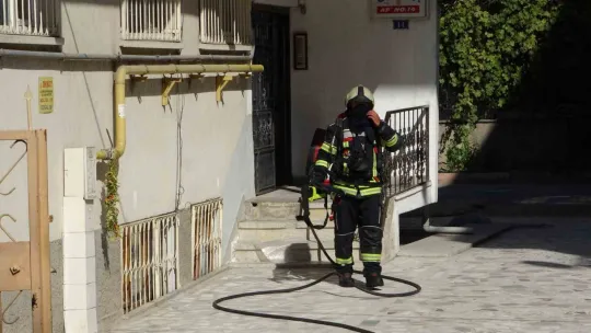 Evde çıkan yangını itfaiye söndürdü
