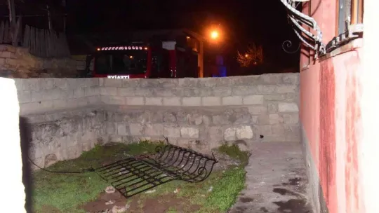 Evi ateşe verip kapıyı üzerlerine kilitlediler
