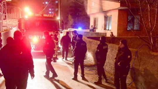 Evi ateşe verip kapıyı üzerlerine kilitlediler