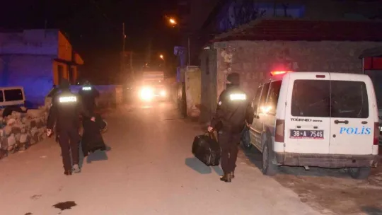 Evi ateşe verip kapıyı üzerlerine kilitlediler