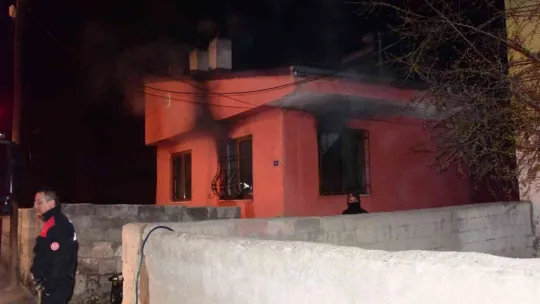 Evi ateşe verip kapıyı üzerlerine kilitlediler