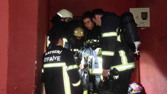 Evi ateşe verip kapıyı üzerlerine kilitlediler