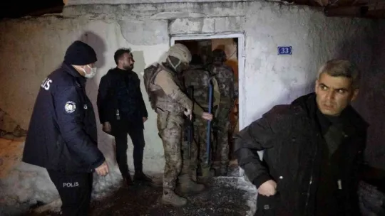 Evi yakmaya çalıştı, bıçakla eşini rehin aldı
