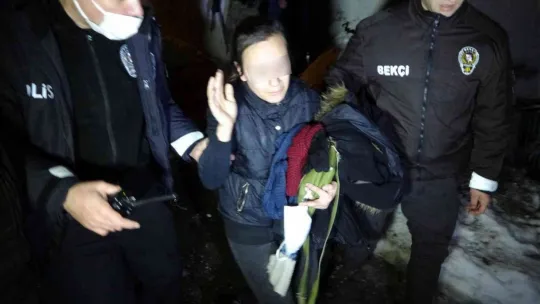 Evi yakmaya çalıştı, bıçakla eşini rehin aldı