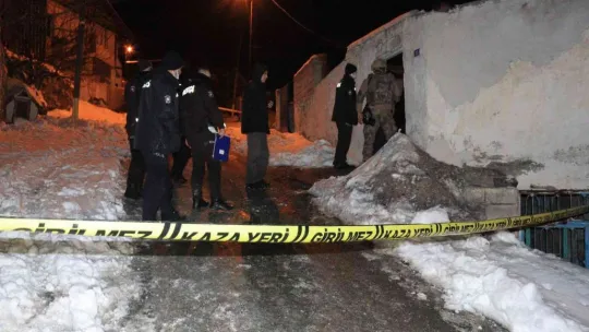 Evi yakmaya çalıştı, bıçakla eşini rehin aldı