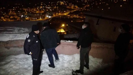 Evi yakmaya çalıştı, bıçakla eşini rehin aldı