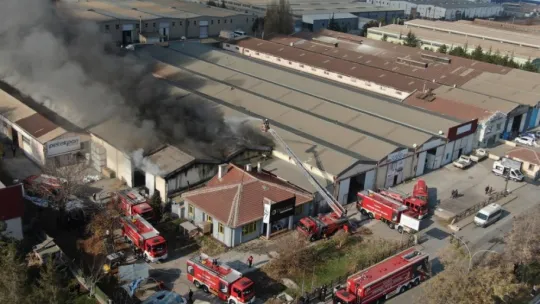 Fabrika yangını 2 saatte söndürüldü