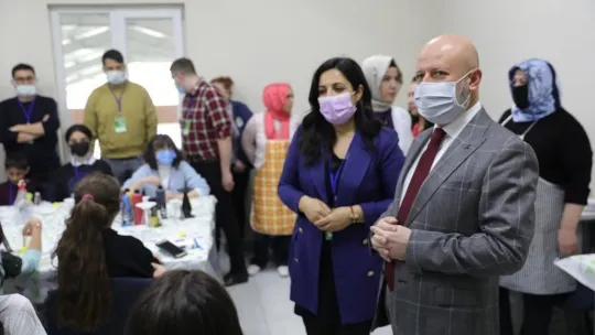Farklı ülkelerden gelen öğrenciler, Kocasinan Akademi'ye hayran kaldı