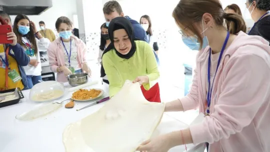 Farklı ülkelerden gelen öğrenciler, Kocasinan Akademi'ye hayran kaldı