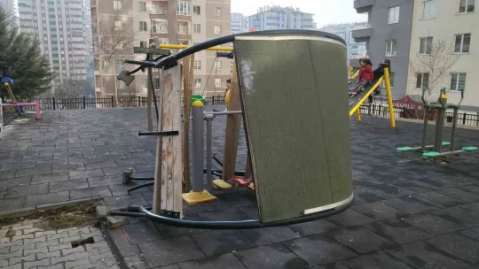 Freni boşalan kamyonet çocuk parkına girdi: 2 yaralı