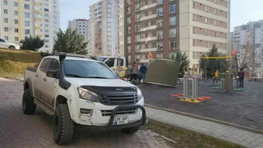 Freni boşalan kamyonet çocuk parkına girdi: 2 yaralı