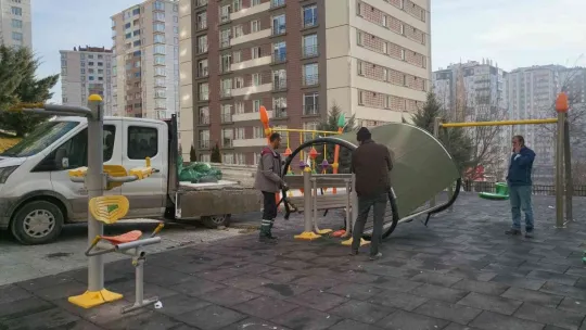 Freni boşalan kamyonet çocuk parkına girdi: 2 yaralı