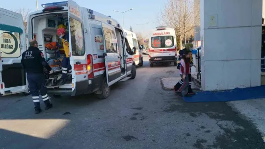 Freni boşalan kamyonet çocuk parkına girdi: 2 yaralı