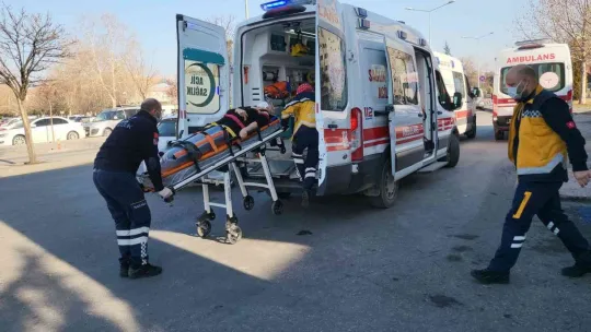 Freni boşalan kamyonet çocuk parkına girdi: 2 yaralı
