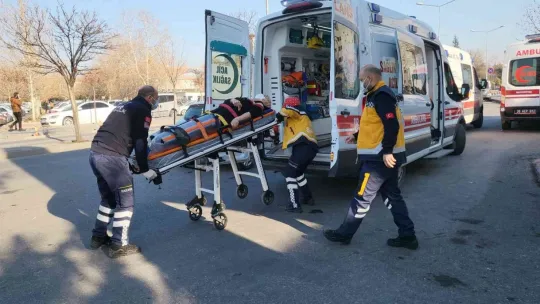Freni boşalan kamyonet çocuk parkına girdi: 2 yaralı