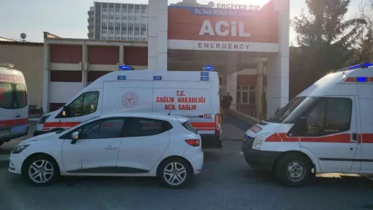 Freni boşalan kamyonet çocuk parkına girdi: 2 yaralı