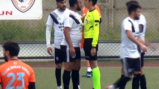 Futbolcu hakeme saldırdı maç tatil edildi
