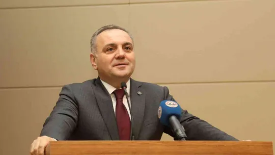 Gazeteci Oktay Ensari, ERÜ'lü öğrenciler ile tecrübelerini paylaştı