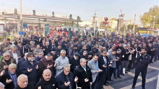 Gazze'de hayatını kaybedenler için gıyabi cenaze namazı kılındı