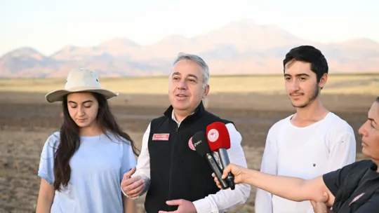 Genç çiftçiler Erciyes'in eteğinde marul üretiyor