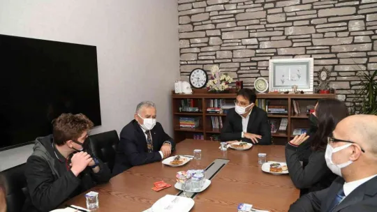Genç dostu başkan, öğrencilerle bir araya geldi