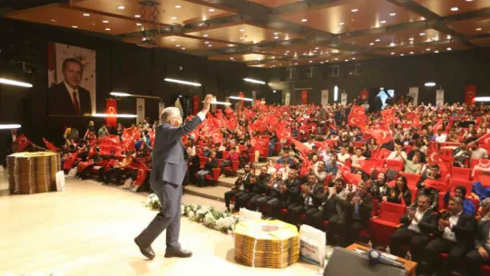 Genç dostu başkandan öğrencilere ücretsiz kaynak kitap