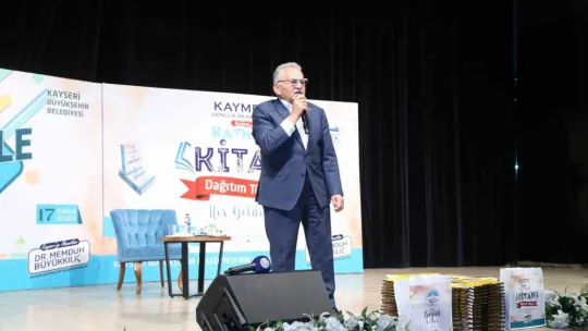 Genç dostu başkandan öğrencilere ücretsiz kaynak kitap