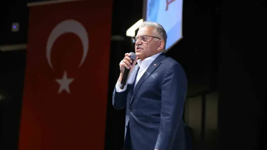 Genç dostu başkandan öğrencilere ücretsiz kaynak kitap