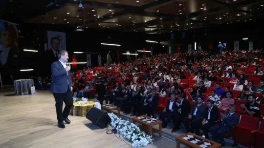 Genç dostu başkandan öğrencilere ücretsiz kaynak kitap