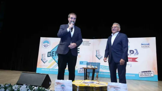 Genç dostu başkandan öğrencilere ücretsiz kaynak kitap