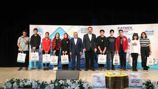 Genç dostu başkandan öğrencilere ücretsiz kaynak kitap