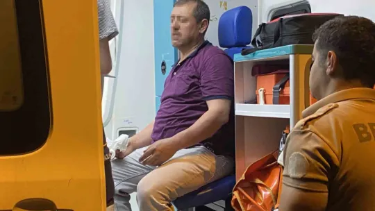 Çıldıran genç kız önüne geleni bıçakladı