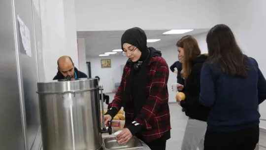 Gençler, 'bardakta sıcak çorba' ikramını çok sevdi
