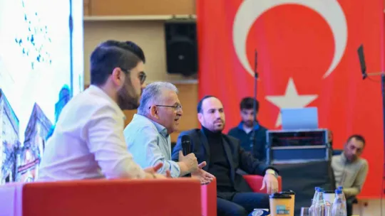 Gençler sordu, Başkan Büyükkılıç cevapladı